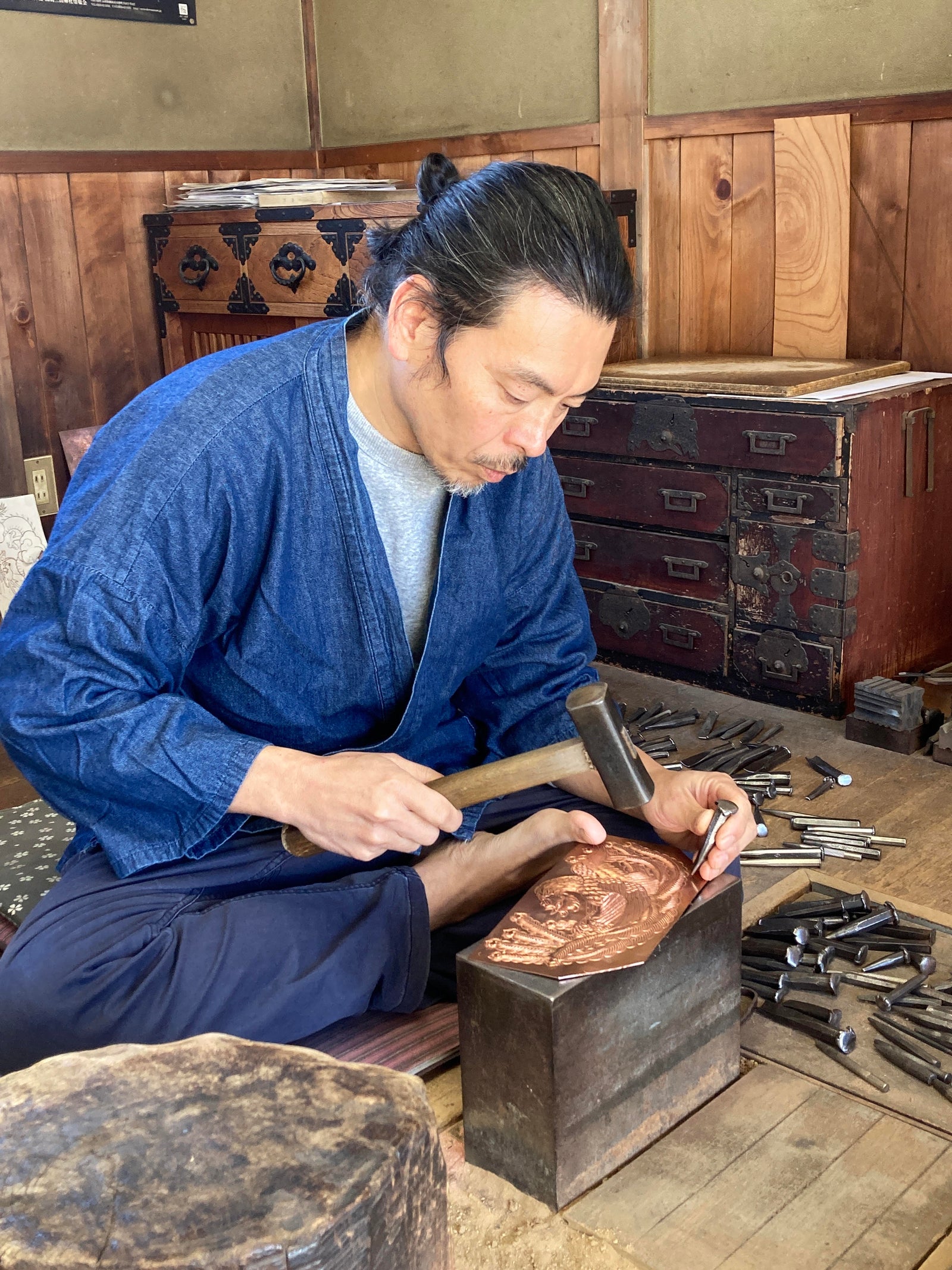 Exploring the Artistry of Kikuhiro - A Master Craftsman in Traditional Japanese Metal Engraving